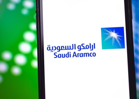 عربستان در ۲ ماه نخست ۲۰۲۵ نفت کمتری به چین عرضه می‌کند