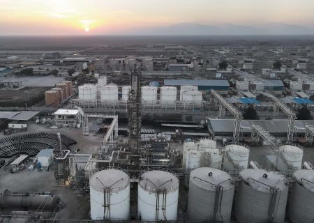 حضور معاون وزیر نفت در پالایشگاهی با اتهامات گسترده قاچاق و اخراج دسته‌جمعی نیرو