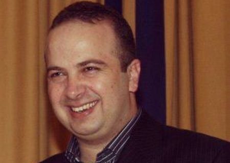 چرا نهادهای نظارتی از طریق پلیس اینترپل برای استرداد علی شفیع‌زاده اقدام نمی‌کند!؟