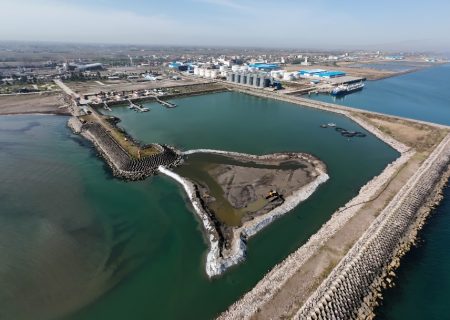 معاون عمران و زیربنایی سازمان منطقه آزاد انزلی خبر داد: آغاز عملیات لایروبی اسكله مارینا بعد از ركود در راستای كمك به فعالین اقتصادی