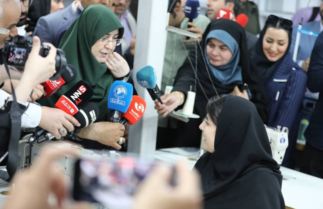بازدید سخنگوی دولت از یك كارگاه تولیدی پوشاك در منطقه آزاد انزلی