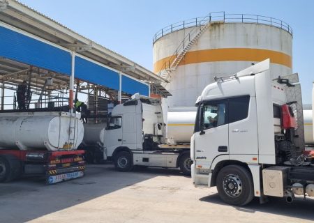 حرکت در مسیر پشتیبانی از بازار داخلی؛ ترخیص محموله روغن خام خوراكی از بندر كاسپین منطقه آزاد انزلی