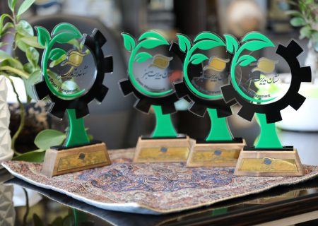 در راستای حمایت و الگوسازی برگزار شد نخستین نشان برتر مدیریت سبز فعالین اقتصادی منطقه آزاد انزلی اهداء شد