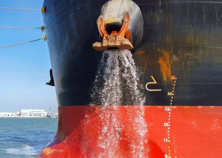 کنترل آلودگی‌های نفتی با همکاری عمان در تنگه هرمز