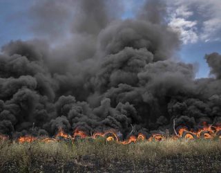 فارس ، خاکسترنشین شد / گویی همه خوابند کسی را به کسی نیست 